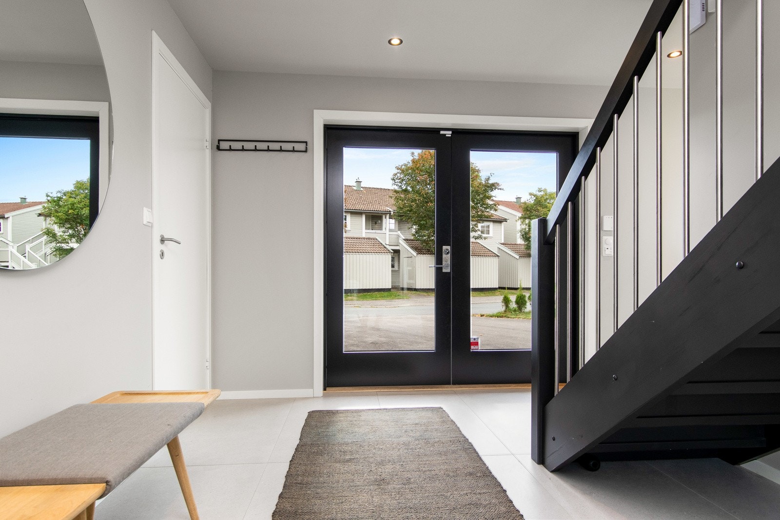 Hallen har dør inn til et velinnredet garderoberom og i enden av hallen er det et gulvvindu som dekker hele veggen. Galleribilde