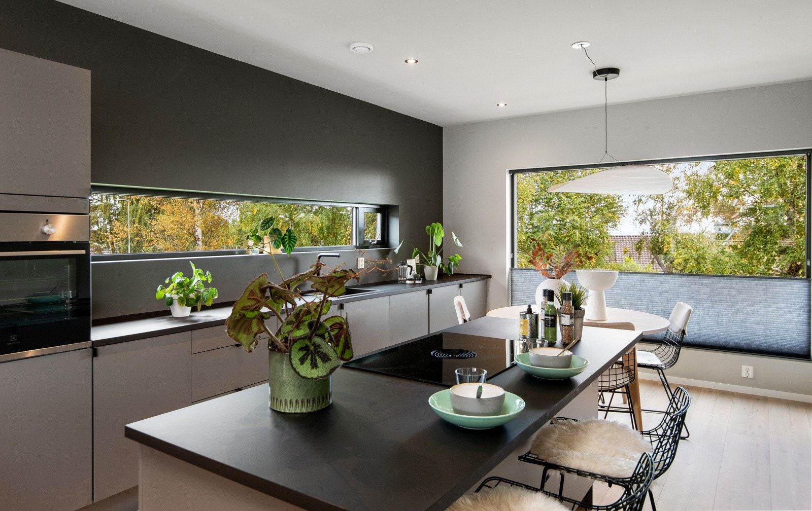 Kjøkkeninnredningen er montert langs én vegg, og har i tillegg en stor øy med kokesone og spiseplass for to - et ypperlig sted for enkle måltider, lekselesing og hyggelige samtaler. Galleribilde