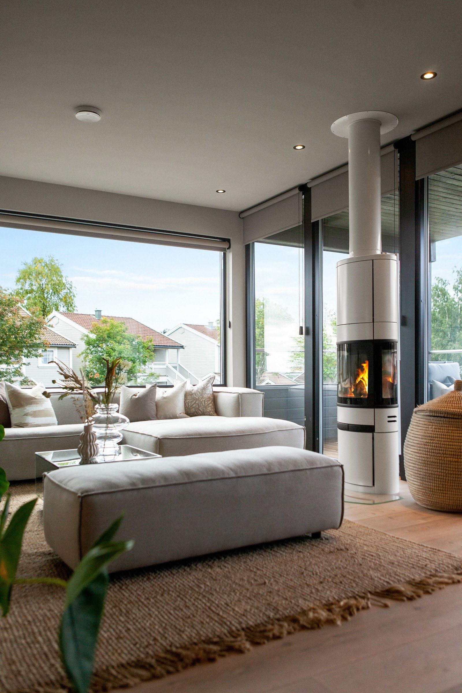 Downlights i himlingen skaper stemning når kveldsmørket senker seg, og en peisovn med flammebilde som kan ses fra alle vinkler i rommet varmer godt på kalde dager. Galleribilde