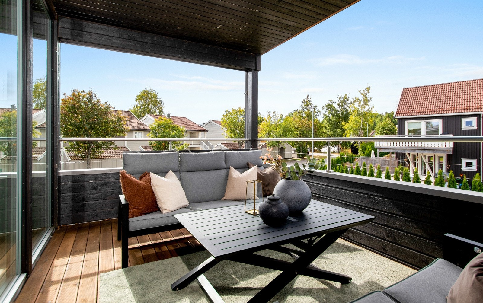Stuen har utgang til en stor, overbygd veranda på ca. 19 kvm. Galleribilde
