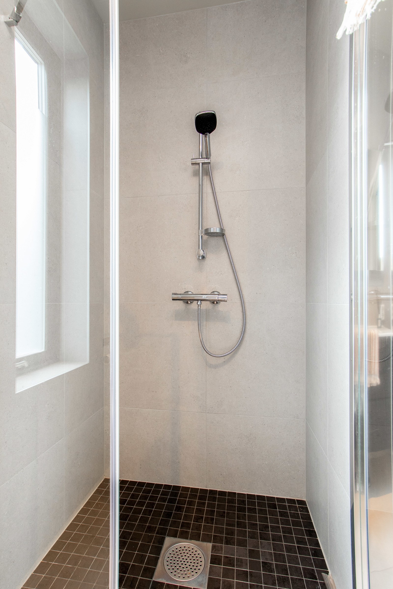 Badet i andre etasje har godt lys fra avlangt vindu og downlights i himlingen. Galleribilde