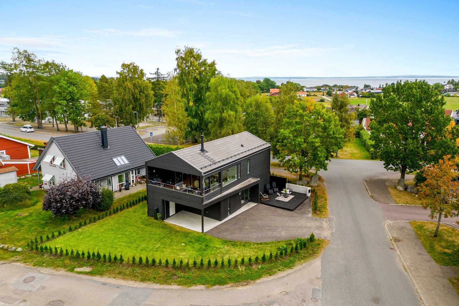 Boligen har en flott opparbeidet tomt med asfaltert gårdsplass, carport og stor hage gjerdet inn av tujahekk. Galleribilde