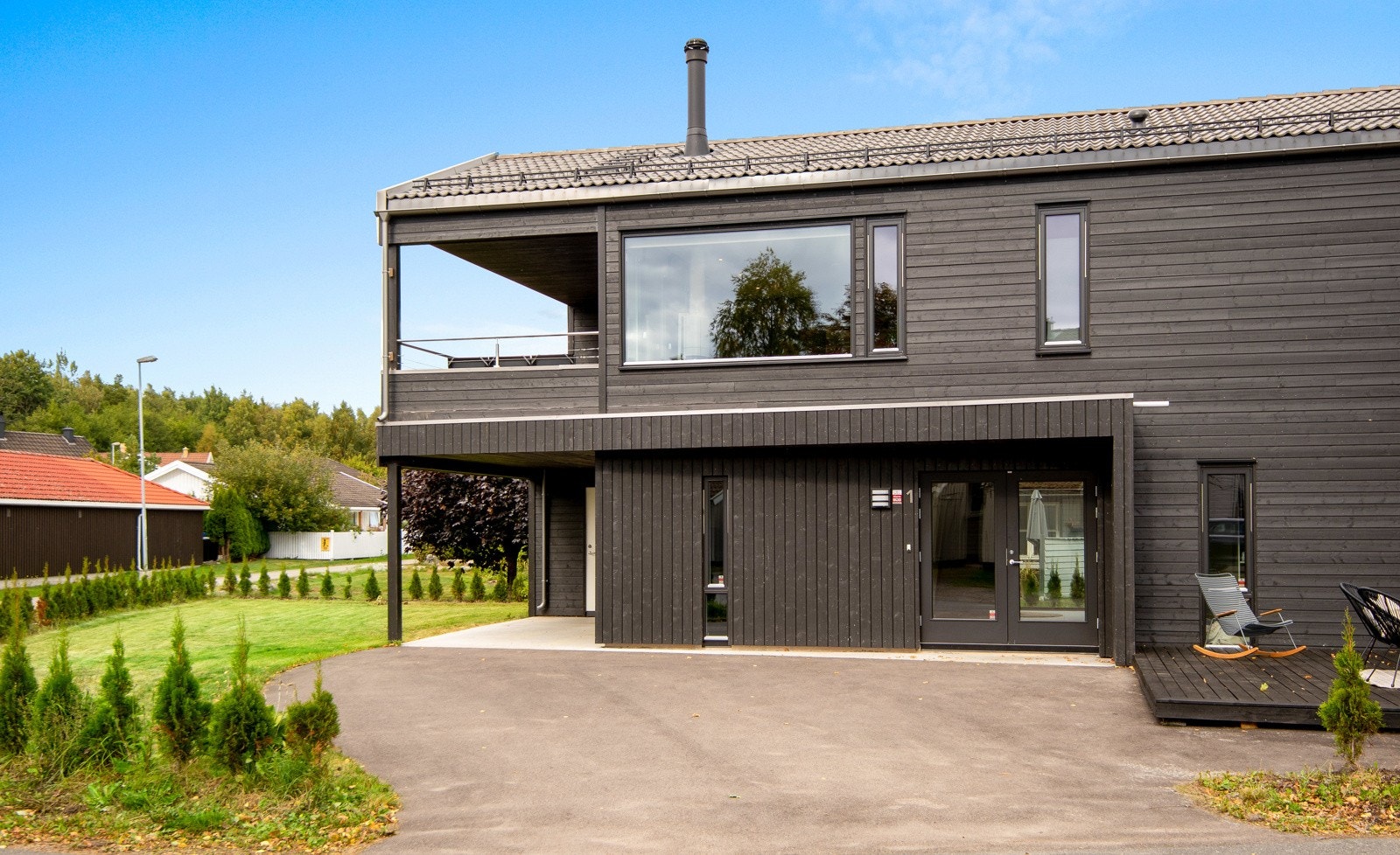 I tillegg har boligen en sørvendt terrasseplatting og en vestvendt, overbygd veranda. Galleribilde