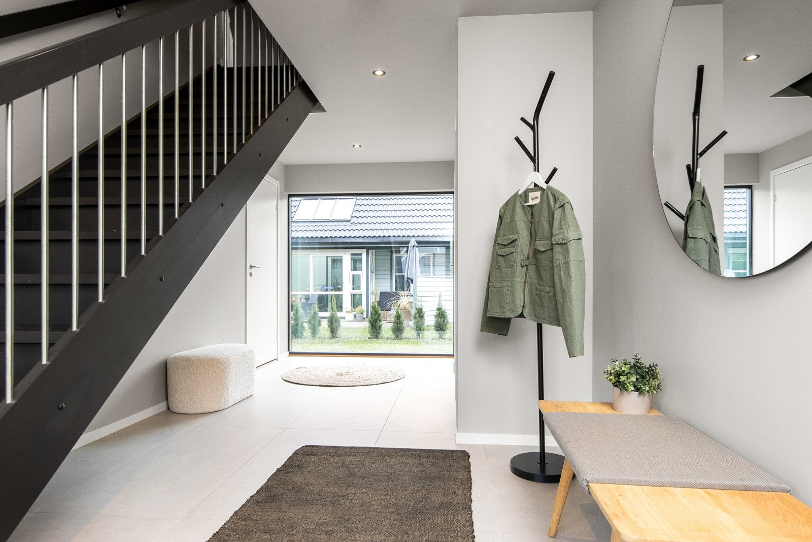 Vegger og himling er malt i samme, lekre gråfarge, og himlingen har downlights. Galleribilde