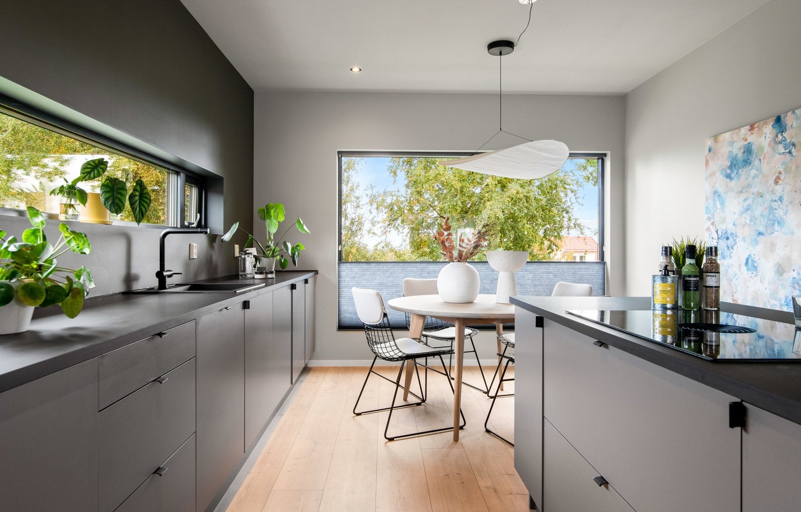 Veggene er malt i samme, innbydende fargepalett som stuen og i himlingen er det downlights. Galleribilde