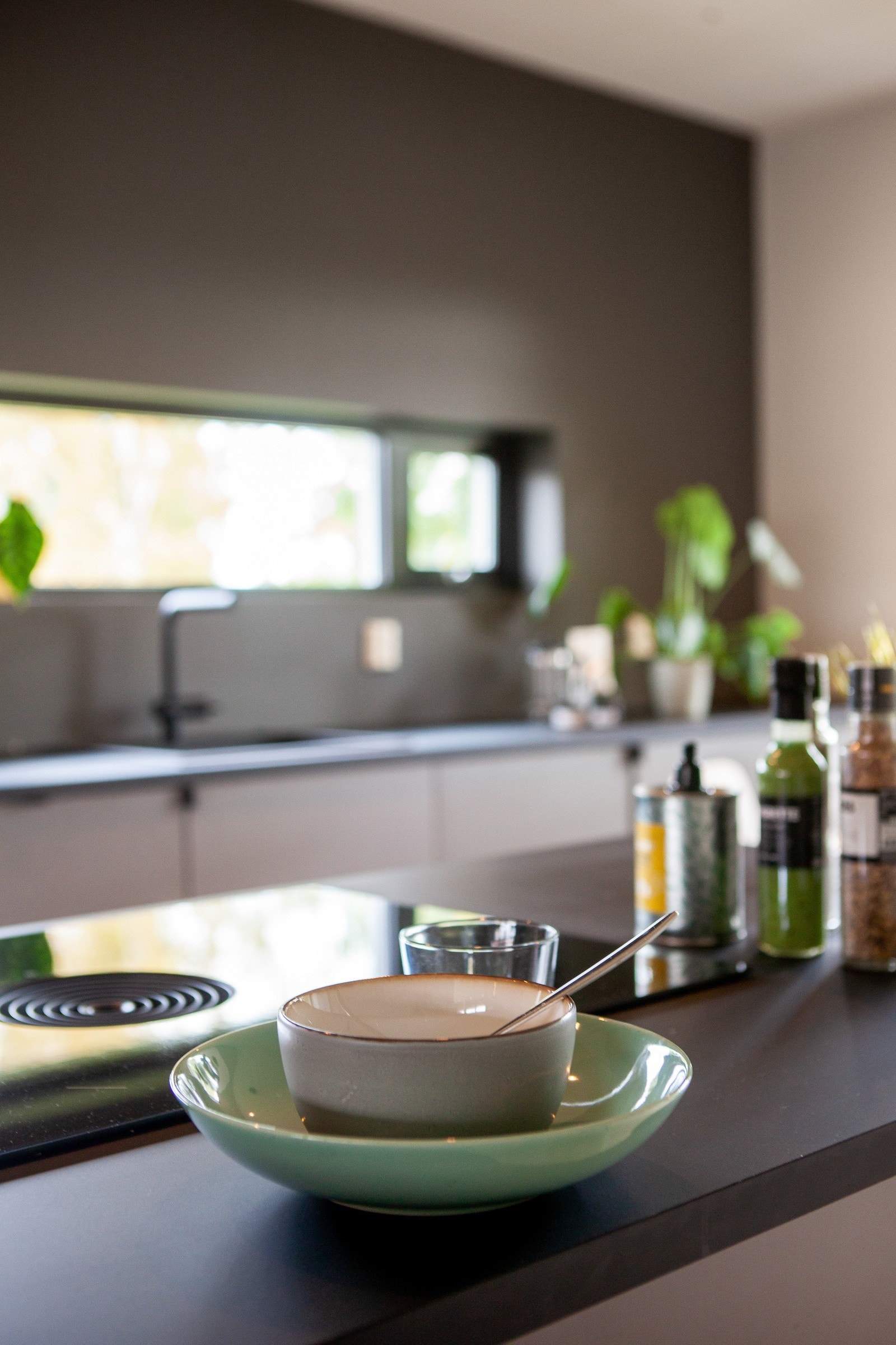 Frontene er slette og benkeplatene er i laminat. Galleribilde