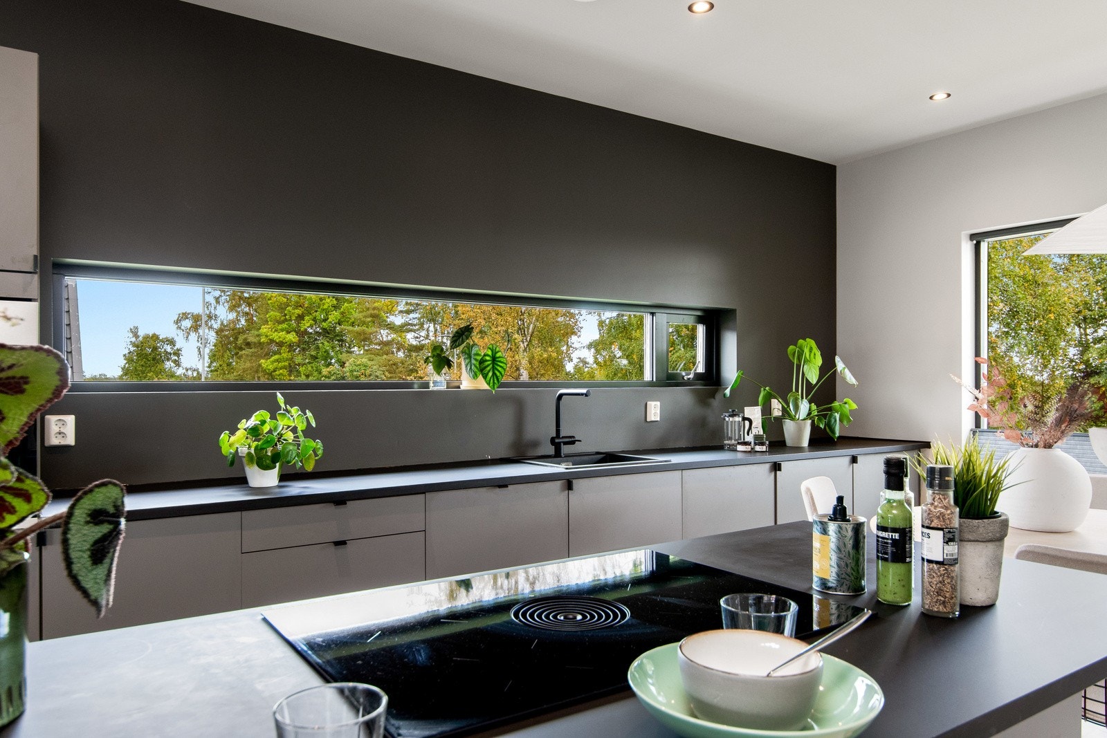 Innredningen er i smakfulle farger som harmonerer godt med veggene i rommet. Galleribilde