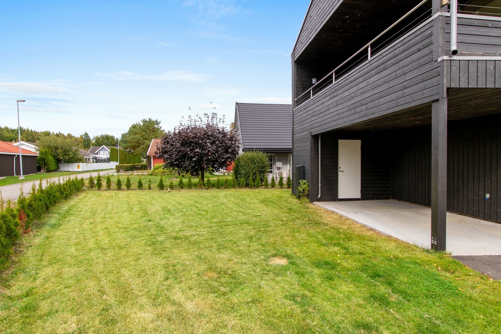 På inngangssiden er det plen som strekker seg rundt huset, så her er det mer enn nok plass for trampoline, huskestativ eller annen morro. Galleribilde