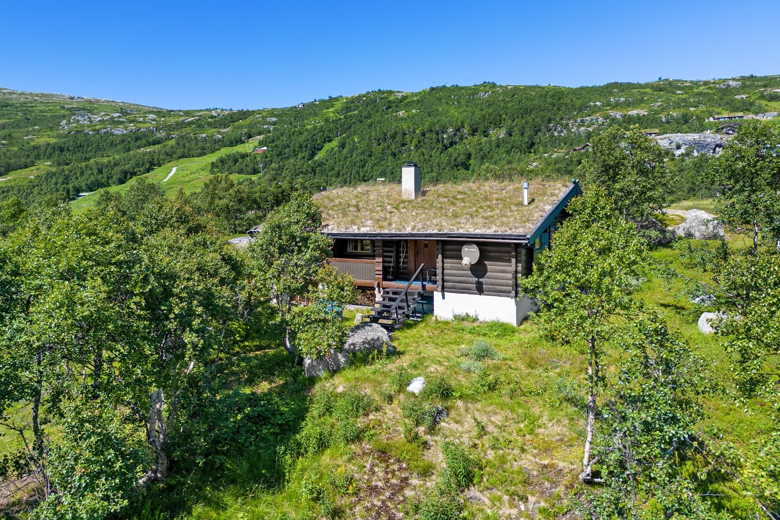 Fritidsboligen har en flott beliggenhet i nydelig natur, like ved skitrekket på Maurset. Galleribilde