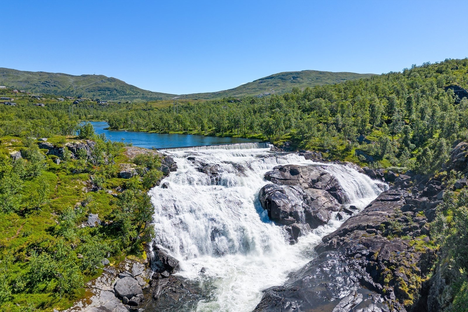 Om sommeren kan område by på turløyper i flott fjellterreng, samt at det er svært populært for fiske og jakt om sommer og høst. Galleribilde