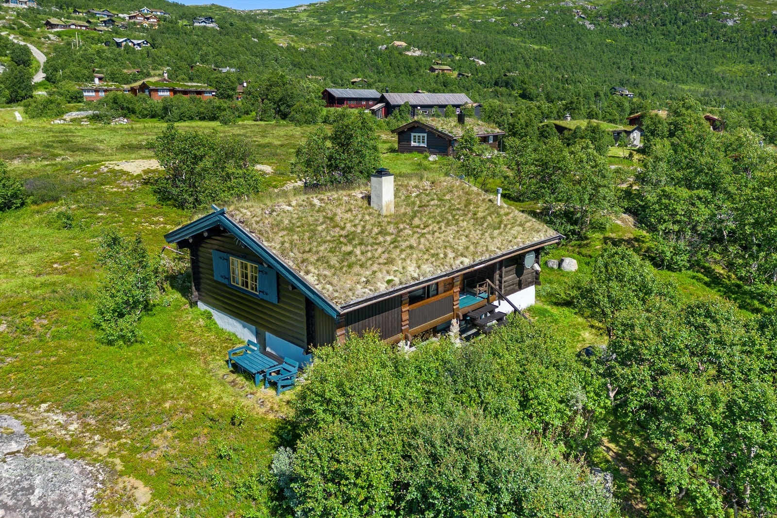 Hytten ligger for seg selv på en høyde, stor og flott naturtomt. Galleribilde