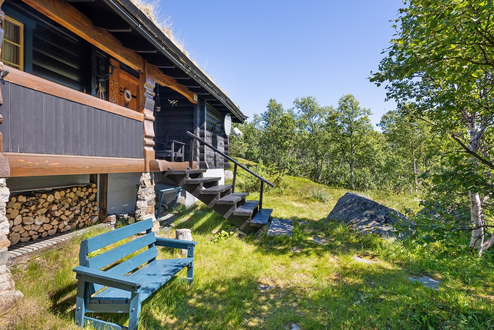 Hytten er omringet av flott natur og uteområder, og kan nytes både sommer og vinter. Galleribilde