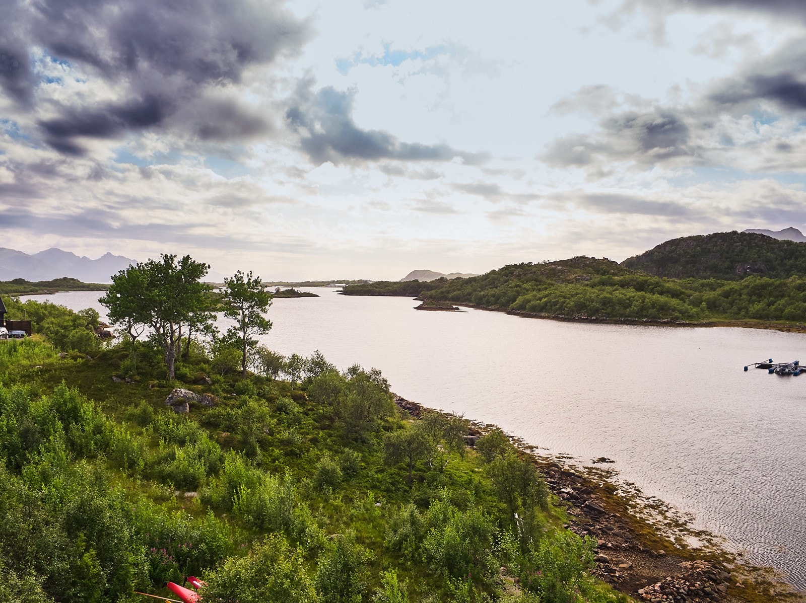 Hyttetomt nær sjøen beliggende lunt og solrikt til i Auvåg. Galleribilde