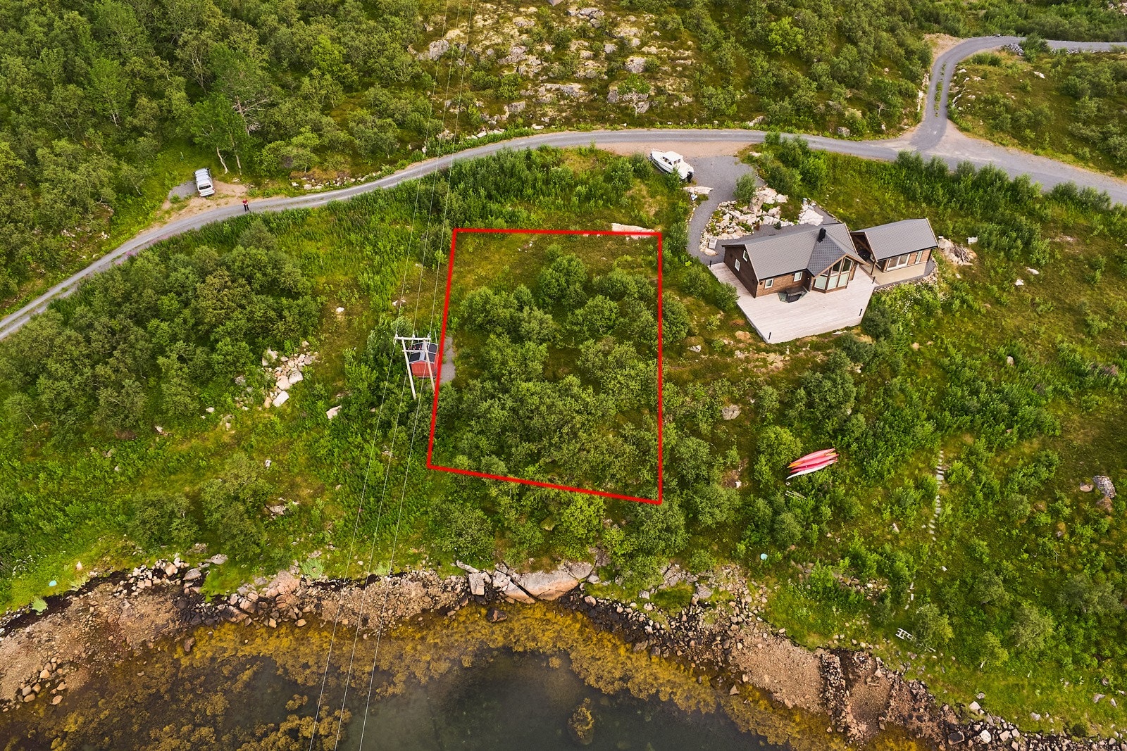 Tomtegrensen er skissert inn på bildet og må ansees som en illustrasjon med fare for mindre avvik. Galleribilde