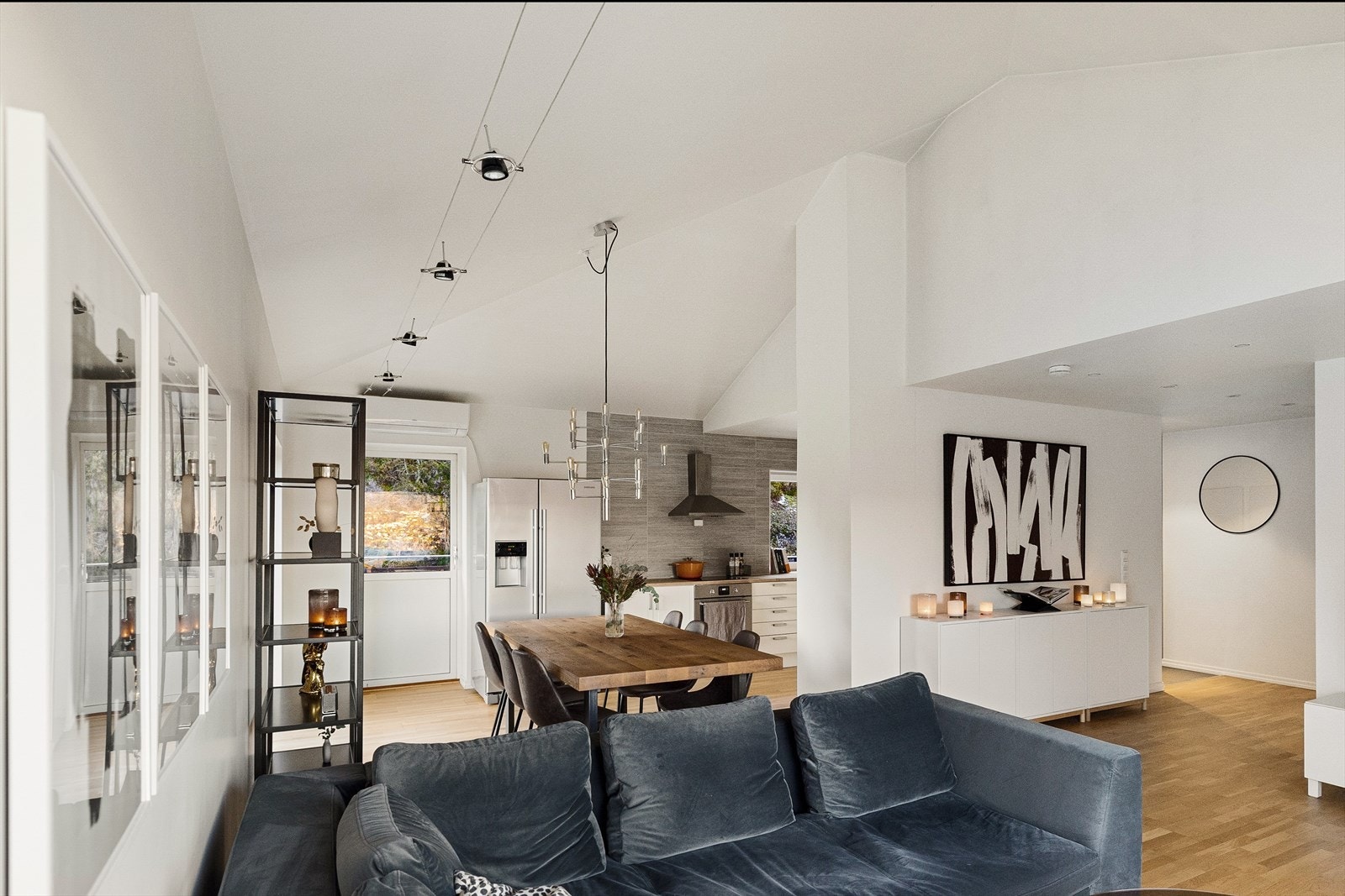 Leiligheten har en åpen stue- og kjøkkenløsning som måler til hele 39,4m². Galleribilde