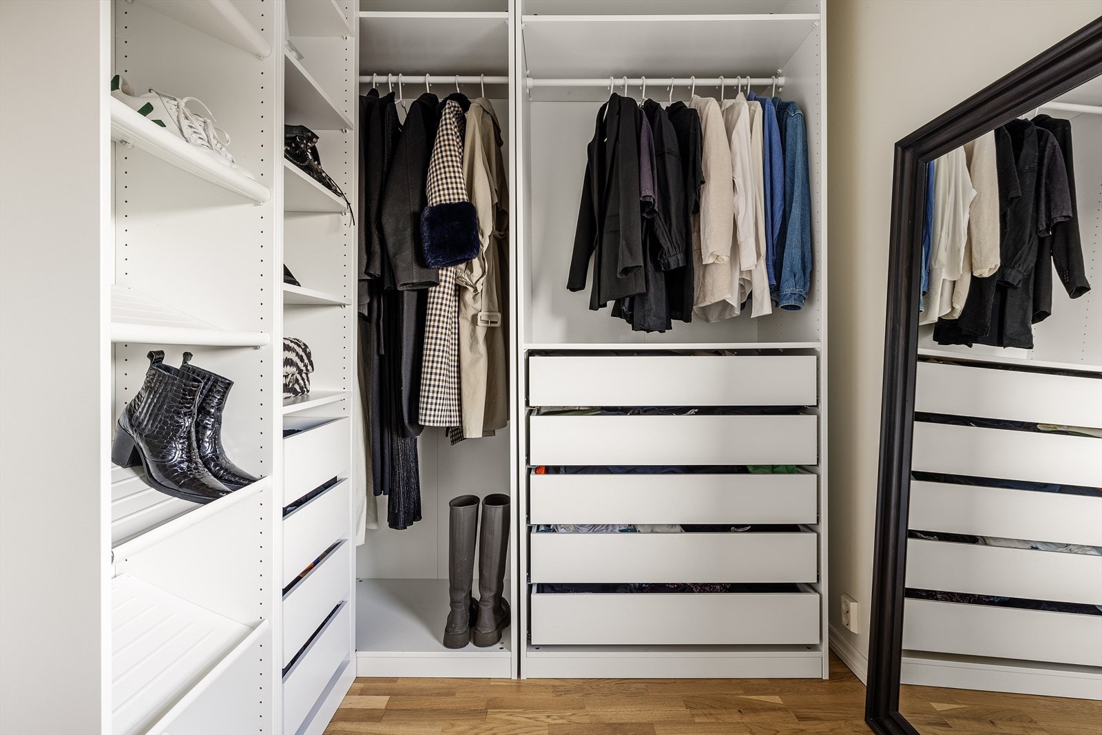 Det ene soverommet er innredet som walk-in-closet! Galleribilde
