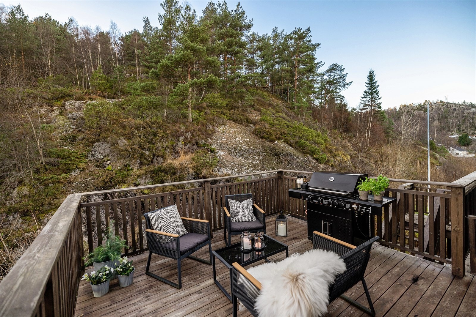 Terrassen måler til 15m² og det er god plass til å innrede med ønskede utemøbler. Galleribilde
