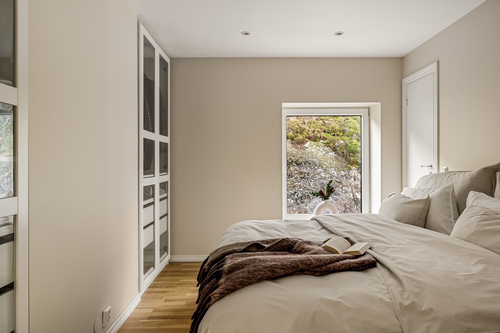 Leiligheten har 3 romslige soverom som måler til 5,9m², 8,3m² og 11,7m². Hovedsoverommet er nylig malt i en delikat og behagelig beigefarge. Galleribilde
