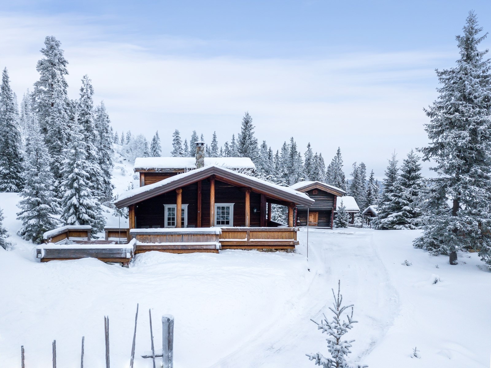 Hytta ligger attraktivt plassert med kort avstand til alpinanlegg, Gudbrandsgard Hotell med fasiliteter og kilometervis med løypenett. Galleribilde