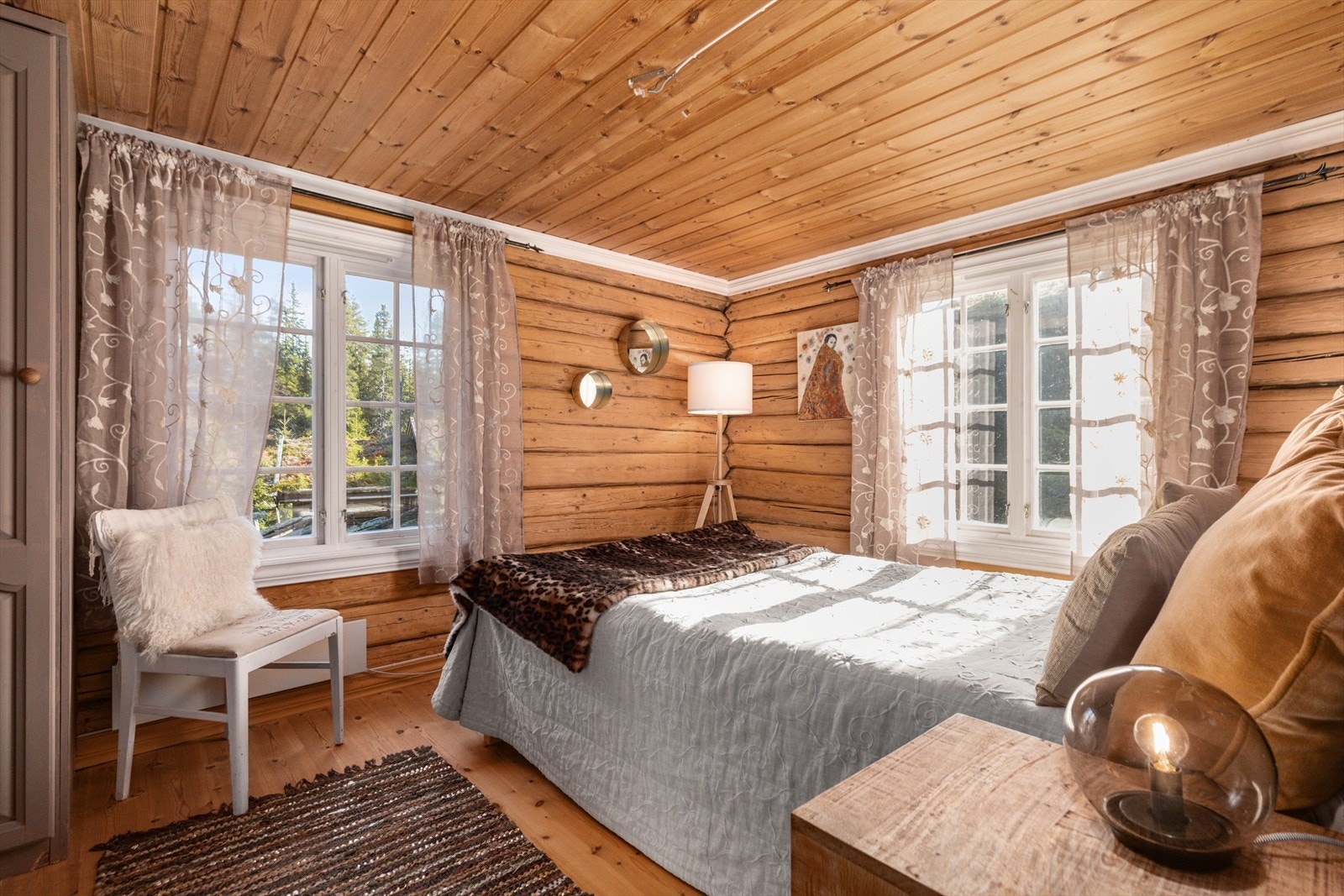 Alle soverom har god plass til dobbeltseng med tilhørende møblement. Galleribilde