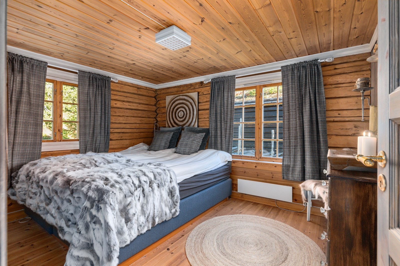 Hytta byr på hele fire soverom - To i hver etasje. Galleribilde