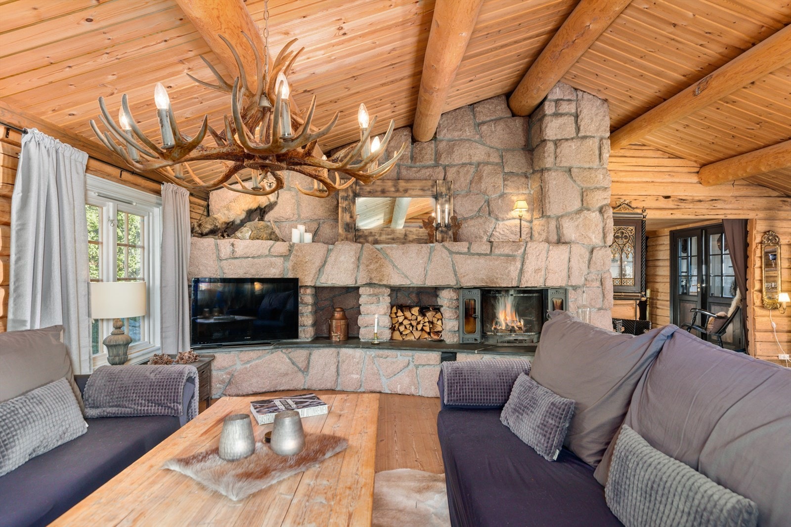 Stuen har en flott peis dekket med granittstein for både varme og hygge. Galleribilde