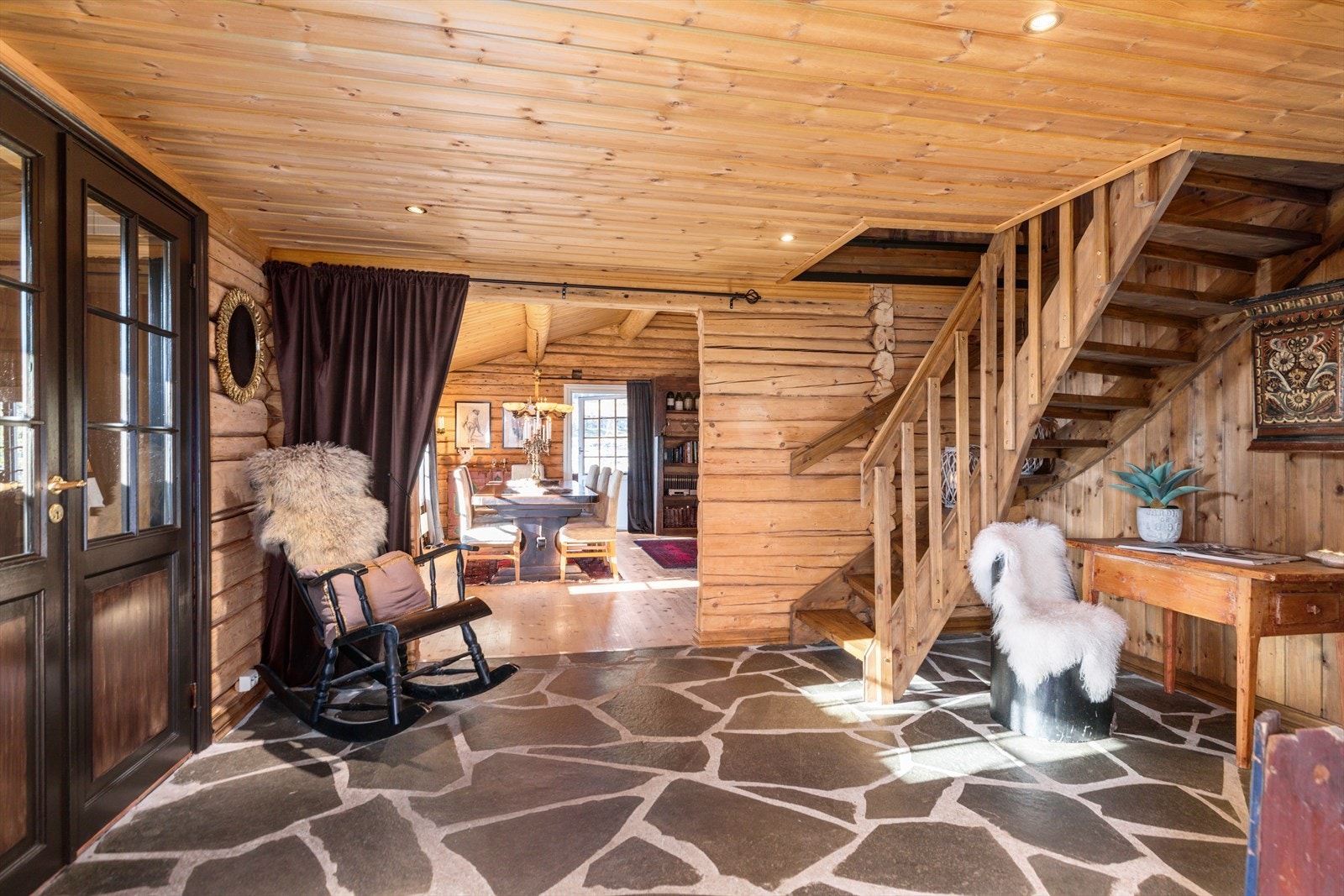 Her møtes du av ekte hyttefølelse med skifergulv, tømmervegger og god plansløning. Galleribilde