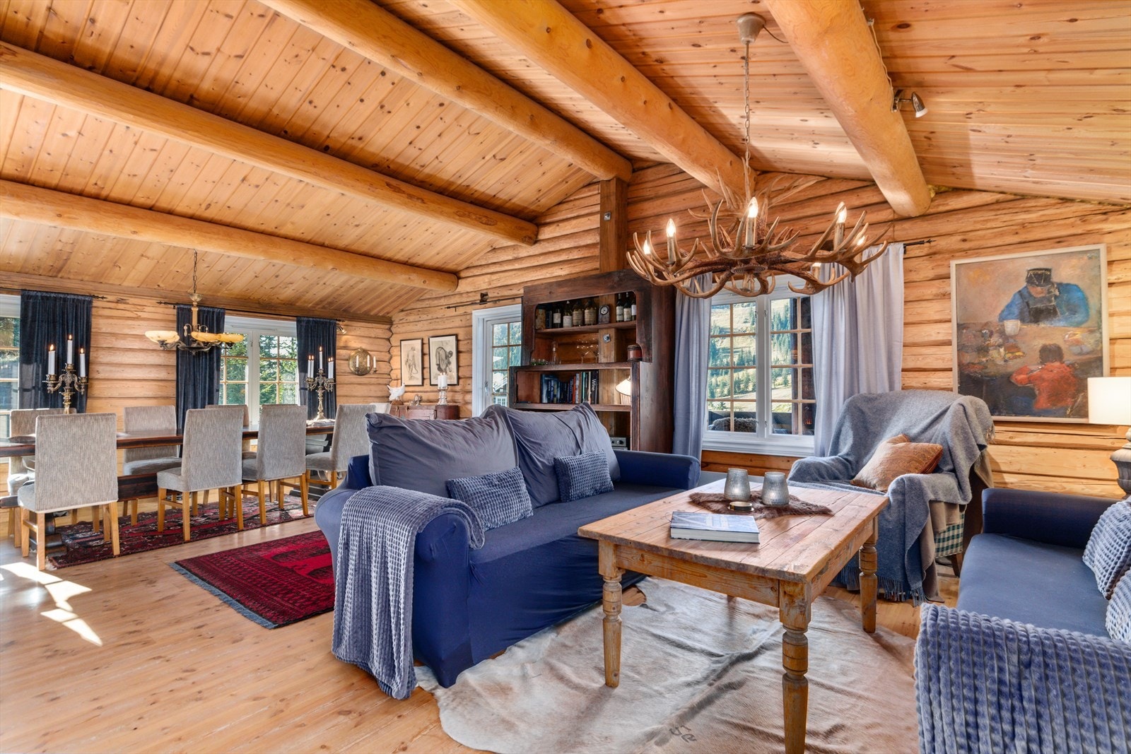 Sosialt allrom hvor familien kan samles - Her er det god takhøyde og plass til ønsket møblering. Galleribilde