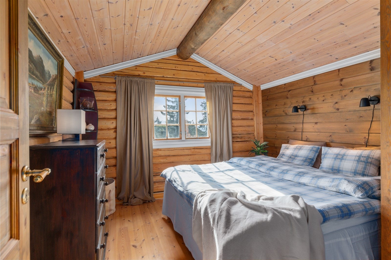 Soverommene i andre etasje har synlig drager i tømmer. Galleribilde