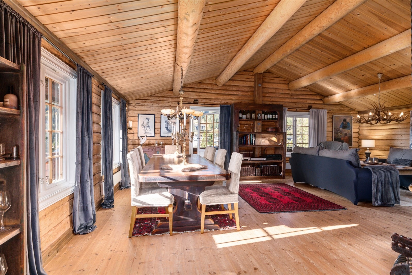 Stuen deles naturlig i to soner med sofaområde og spisestue - Det er også utgang til veranda og uteareal. Galleribilde