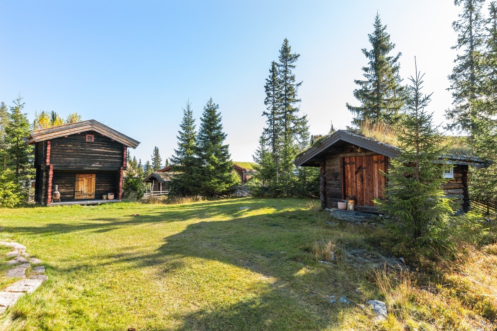 Eiendommen er oppareidet som et unikt tun for ro og avslapping. Galleribilde