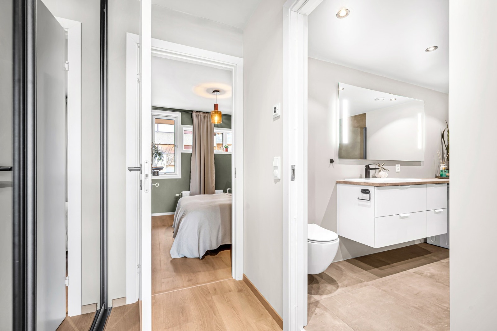 Gang mellom stue, soverom og bad med praktisk skyvedørsgarderobe. Galleribilde