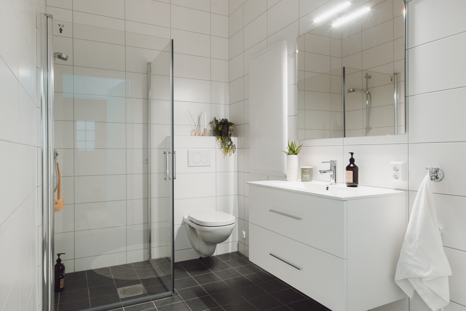 Flislagt moderne bad med varmekabler, dusj, vask og lekker innredning. Badet er på ca. 5 kvm. Galleribilde