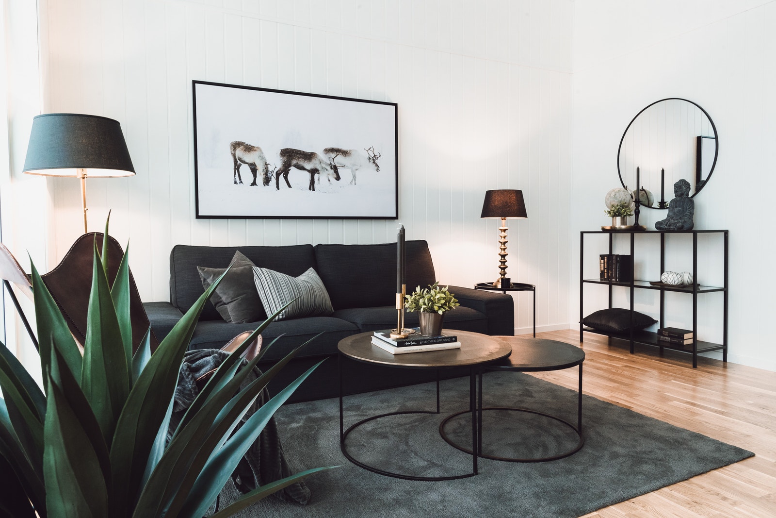 I stuen er det god plass til en skikkelig kosekrok foran peisovnen. Galleribilde