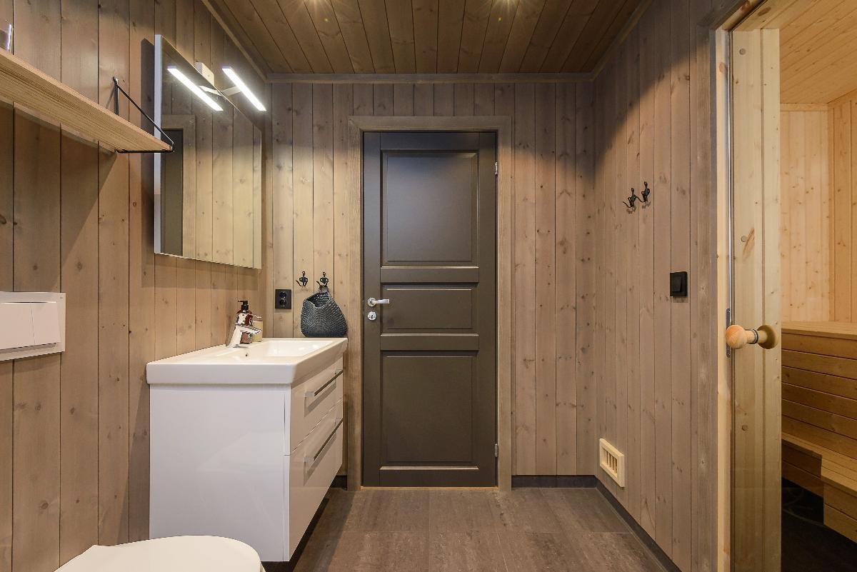 bad med 30x60 fliser, vegghengt toalett, unidrain slukrenne Galleribilde