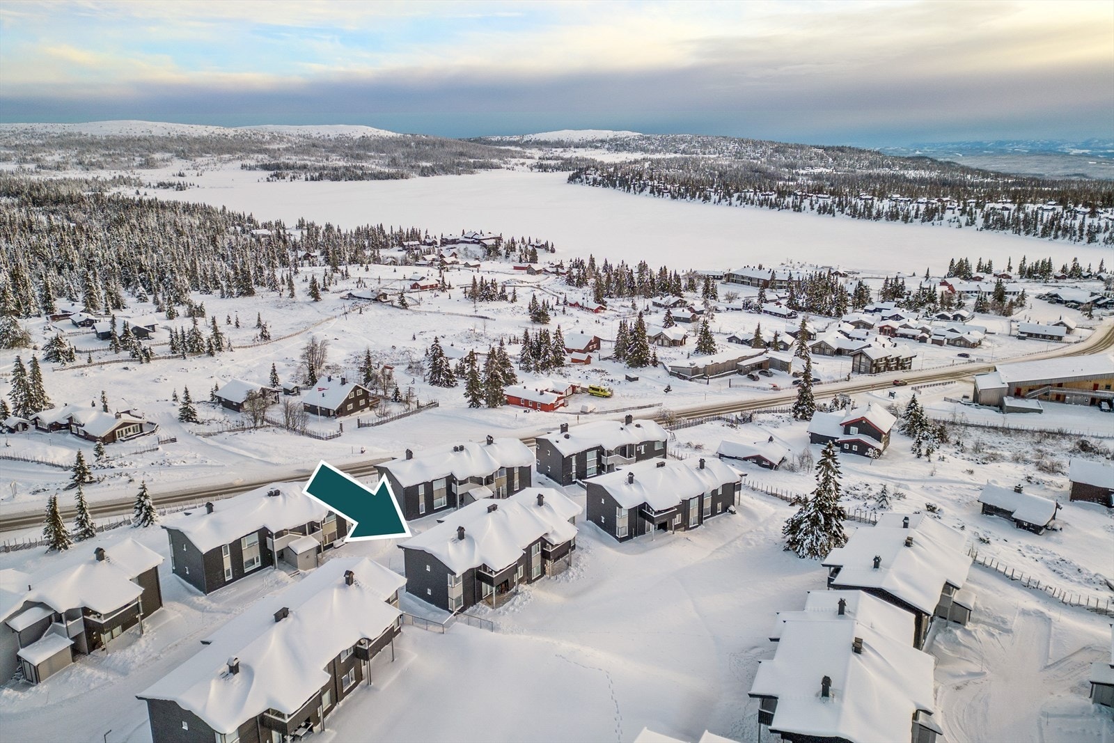 Turområdene innover i fjellheimen er fantastiske med mulighet for flotte toppturer som belønnes med spektakulær utsikt. Galleribilde
