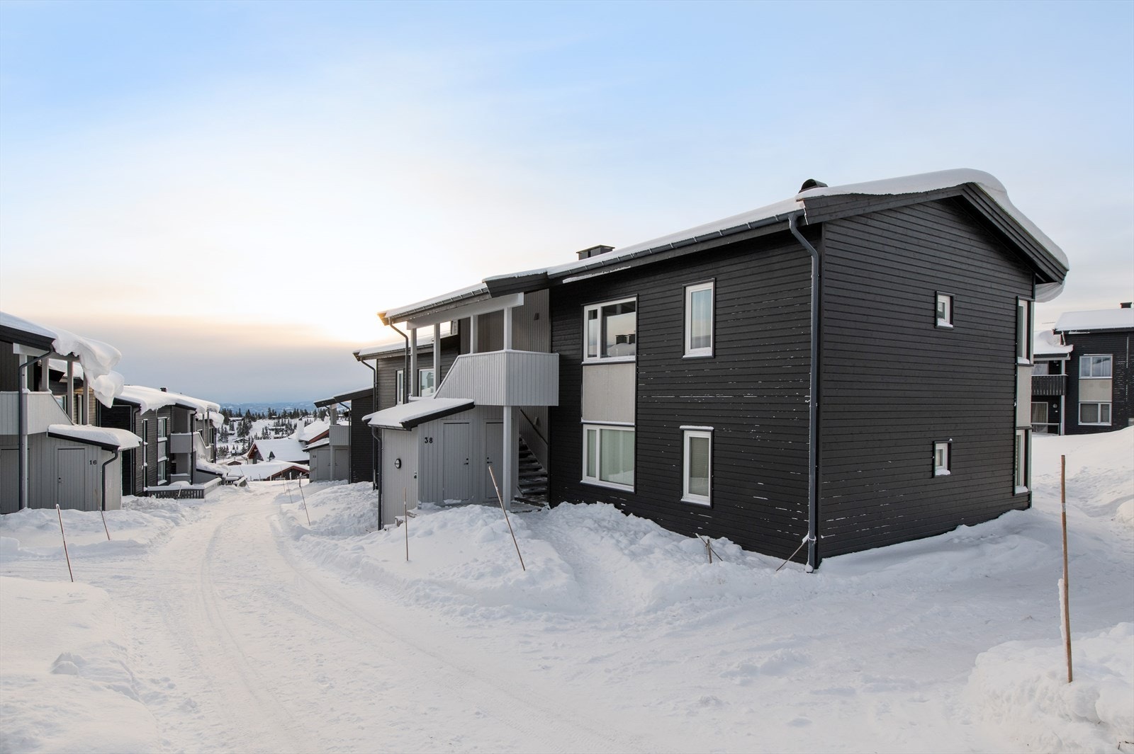 Leiligheten ligger i byggets andre etasje. Utebod med gode oppbevaringsmuligheter ved inngangsparti. Galleribilde