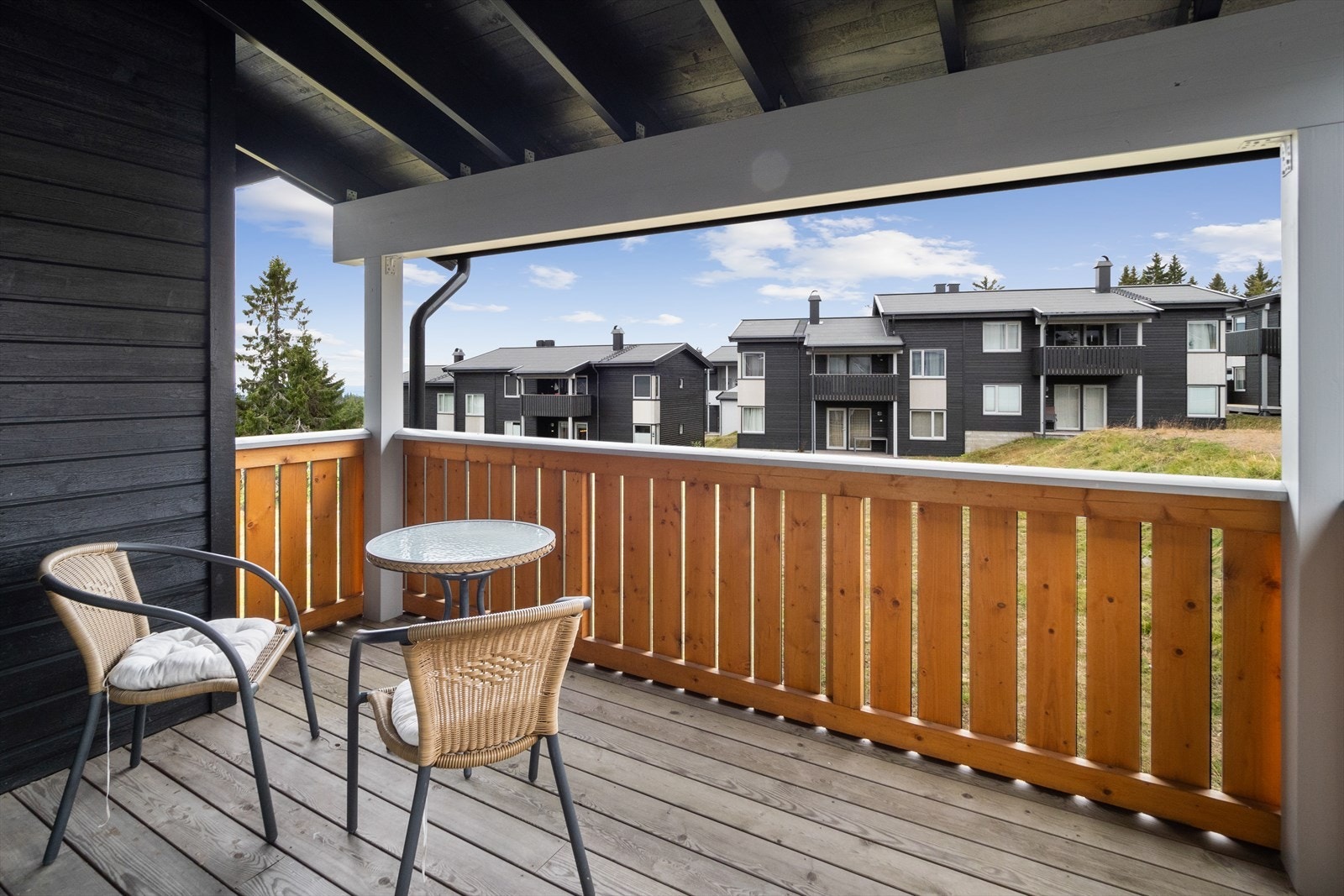 Balkongen er av god størrelse, er overbygd og har tett rekkverk. På balkongen er det god plass for diverse utemøblement. Galleribilde