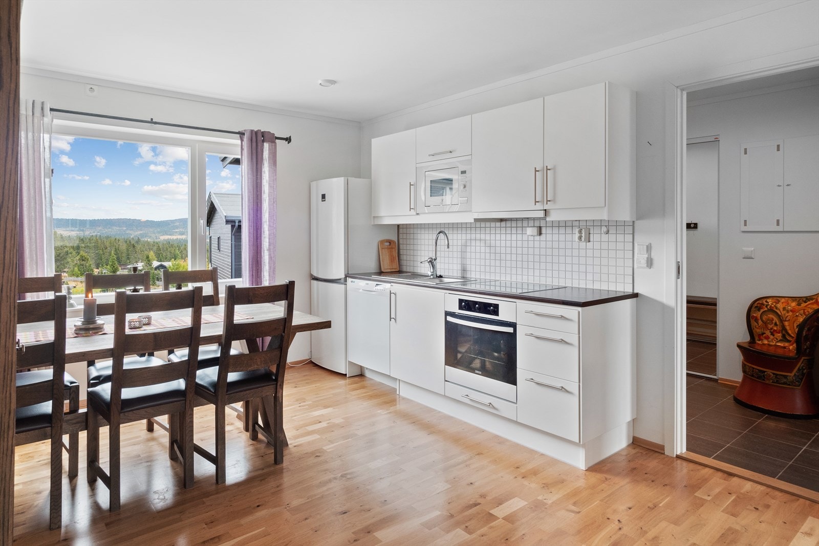 Innredningen har romslige skap og god arbeidsplass på benkeplate. Kjøkkenet har integrert stekeovn og koketopp med ventilator over. Galleribilde