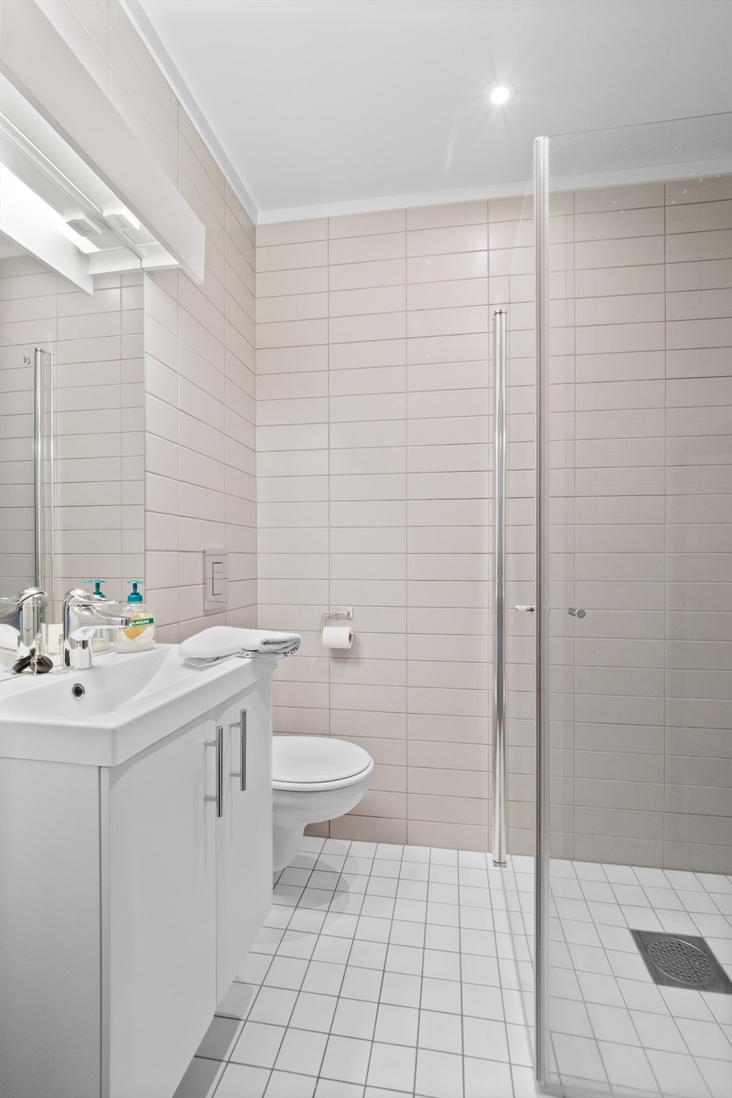 Leiligheten inneholder to delikate baderom. Baderom 1 ligger ved entré, mens baderom 2 ligger smart plassert utenfor soverommene. Galleribilde