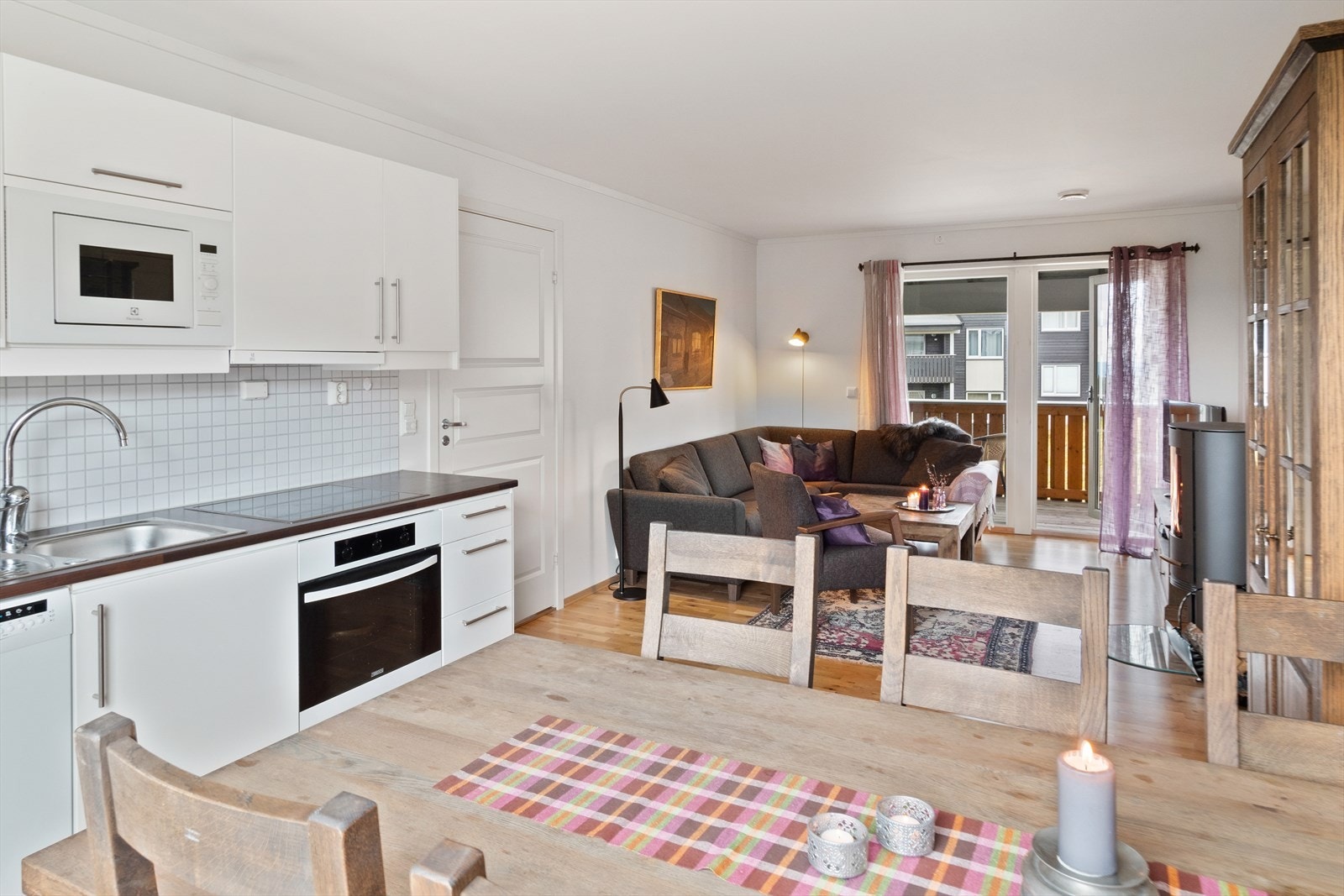 Kjøkkenet ligger som et sosialt rom i åpen løsning mot stue og spisestue. Galleribilde