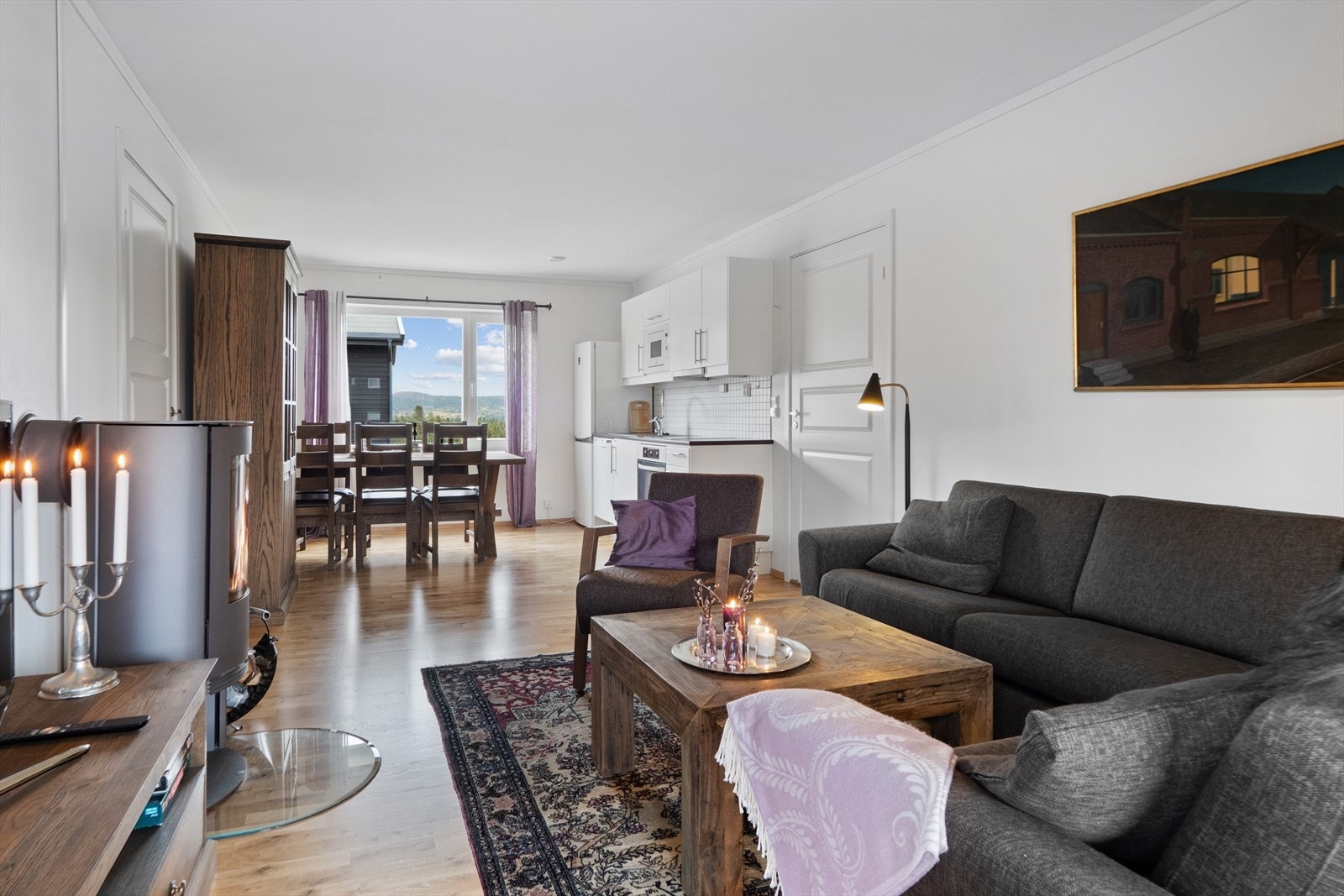 Stuen har en avlang form som er enkel å innrede med både sofagruppe og annet møblement. Galleribilde