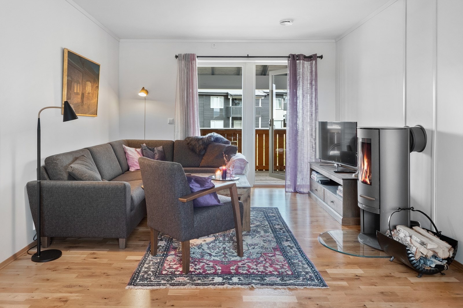 Stuen har et fint gjennomlys fra gode vindusflater fra begge sider, deriblant vindu og glassdør ut til vestvendt balkong. Galleribilde