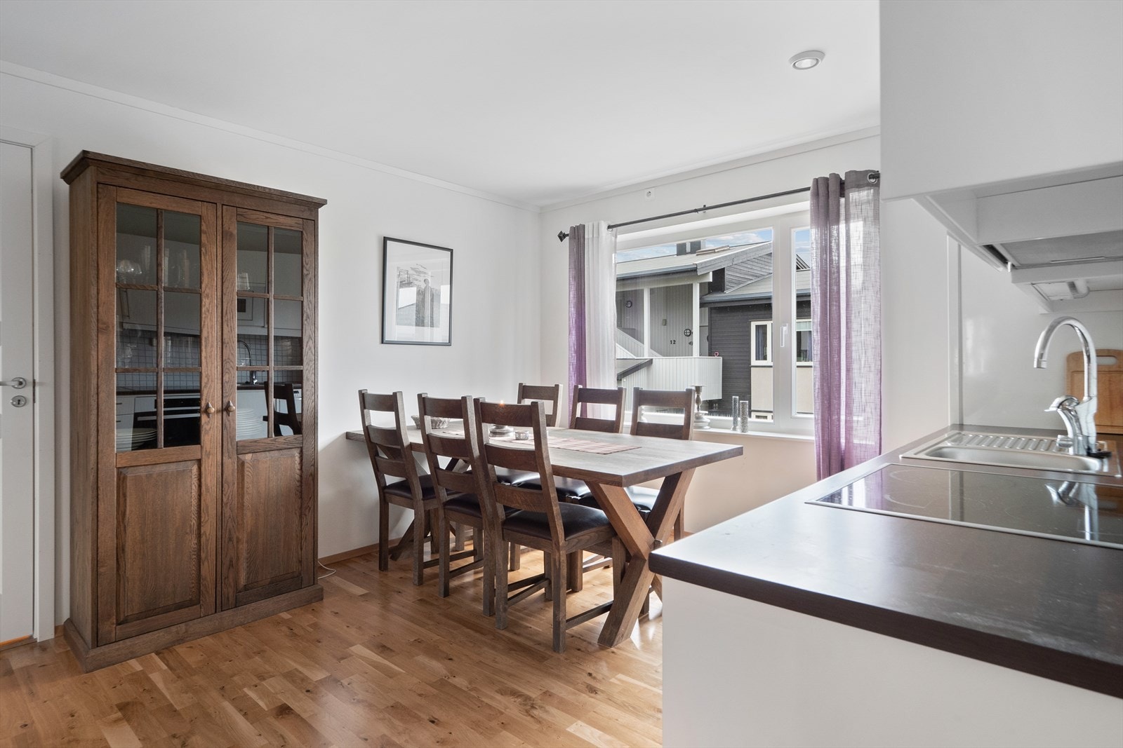 I kjøkkenområdet er det god plass for spisestue - et naturlig samlepunkt for venner og familie. Galleribilde