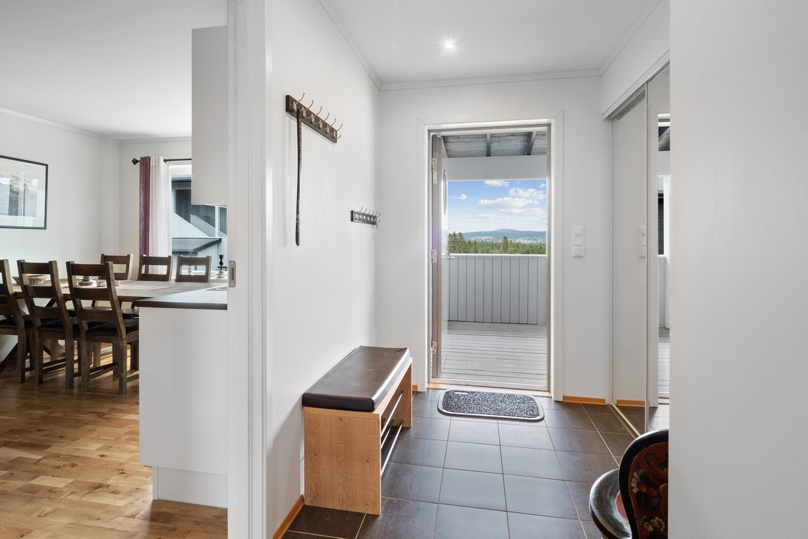 Entrégulvet har varmekabler og grå fliser, himling med dimbare downlights, mens veggene er slette og hvitmalte. Galleribilde