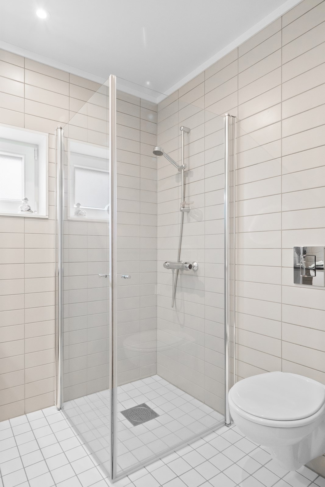 Dusjhjørne med innfellbare glassdører. Galleribilde