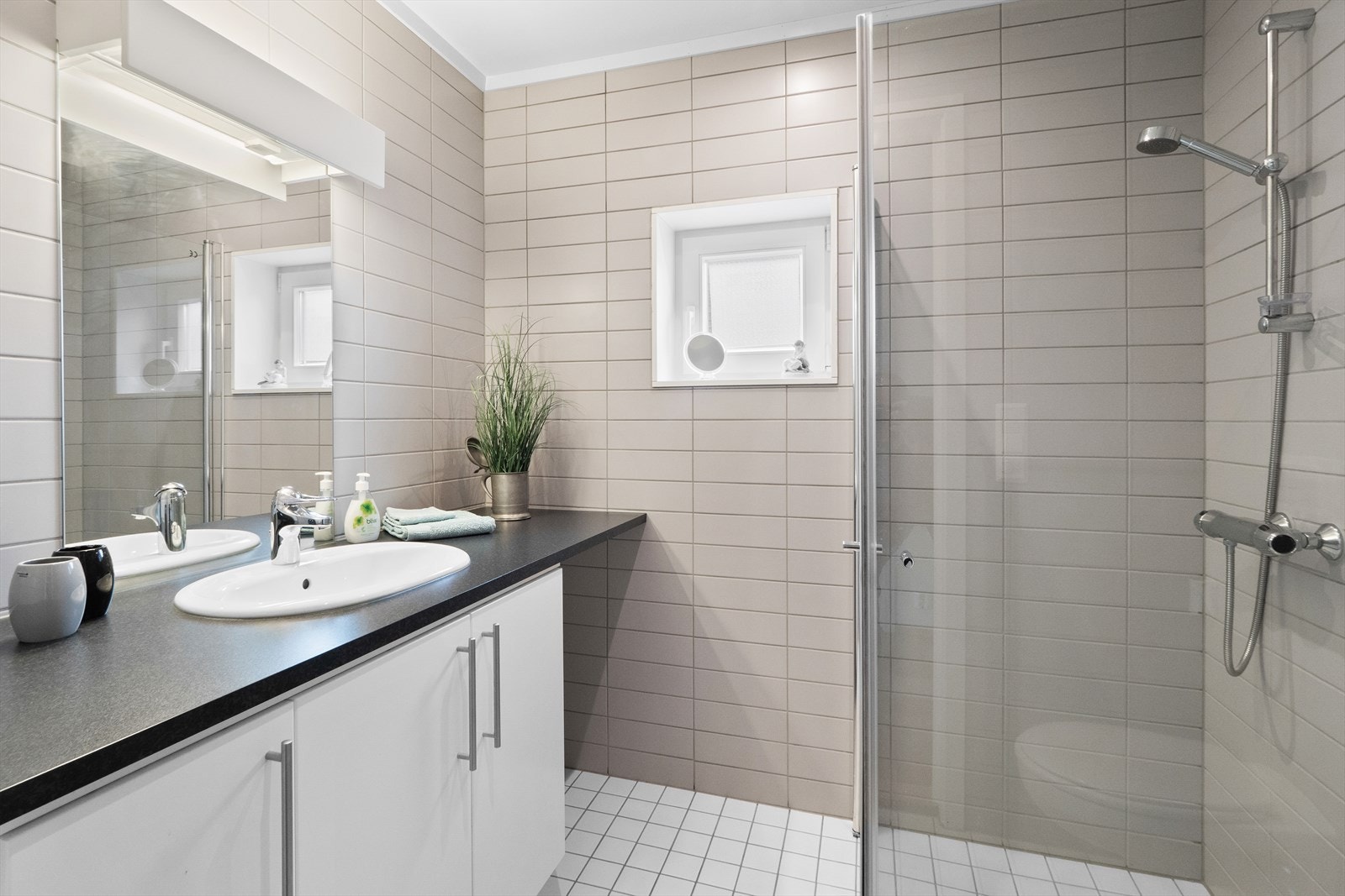 Baderommene har vegghengt toalett, servant og et dusjhjørne med innfellbare glassdører. Baderom 2 har også plass for vaskemaskin. Galleribilde