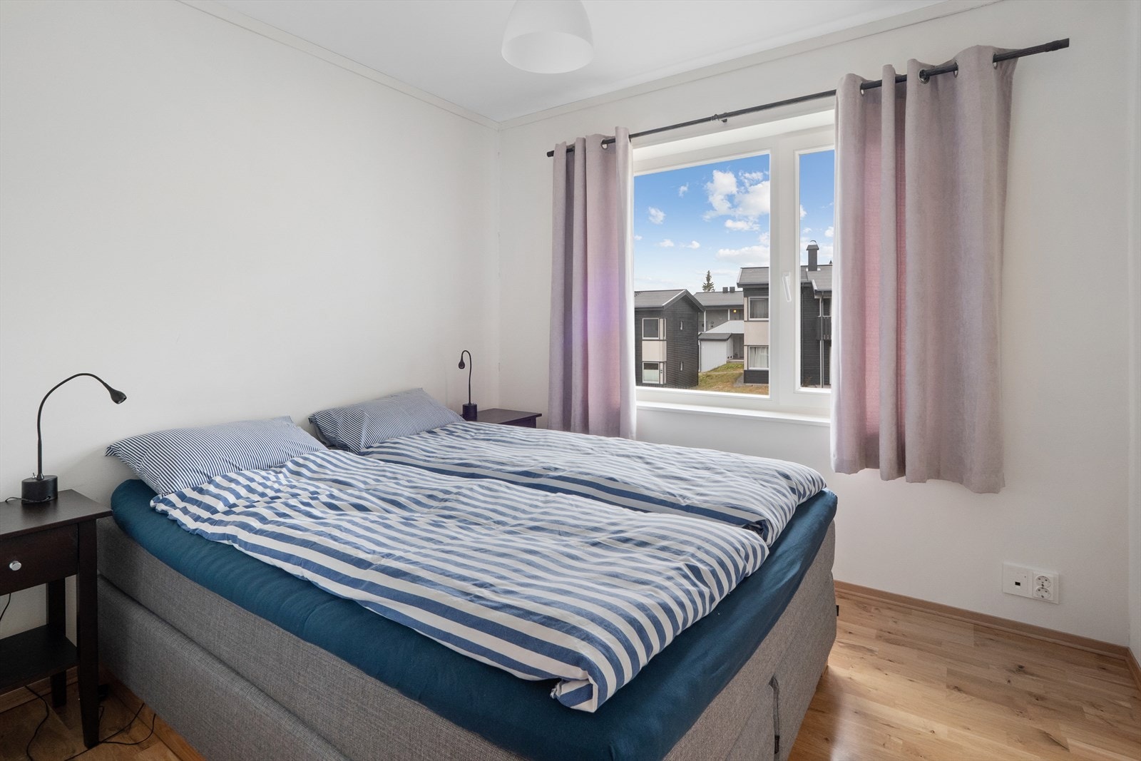 Leiligheten inneholder tre gode soverom. Soverom 1/hovedsoverom. Galleribilde