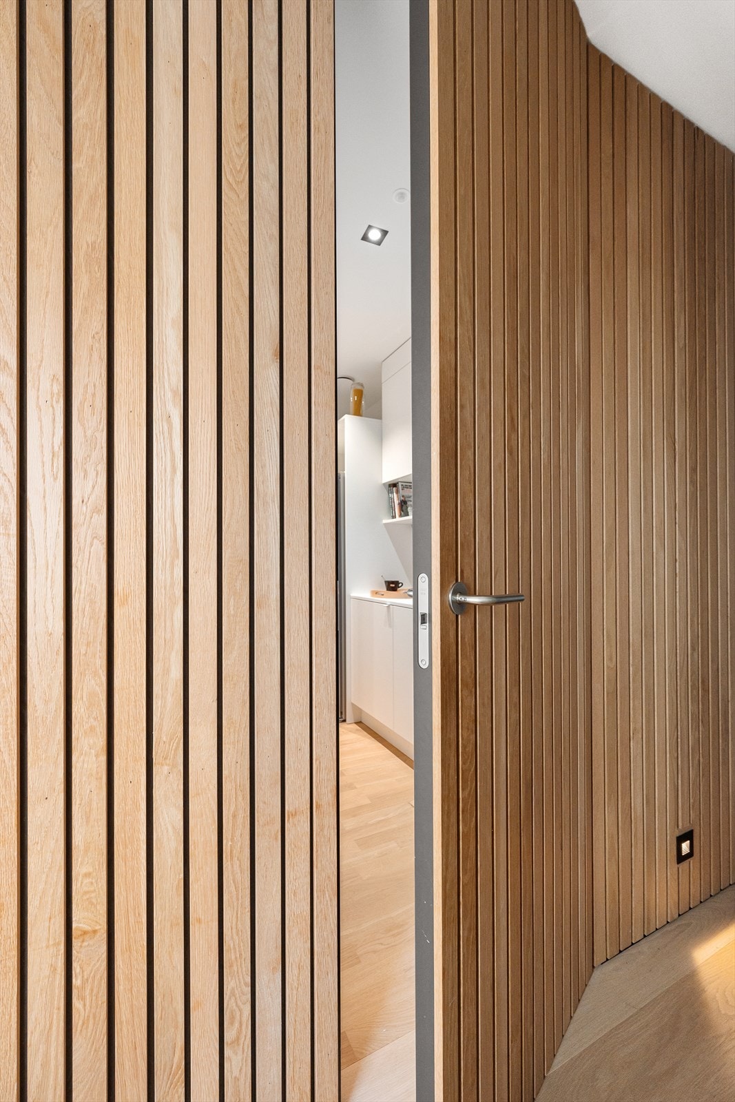 Bak den elegante, skjulte døren i eikespiler, finner et superpraktisk grovkjøkken. Galleribilde