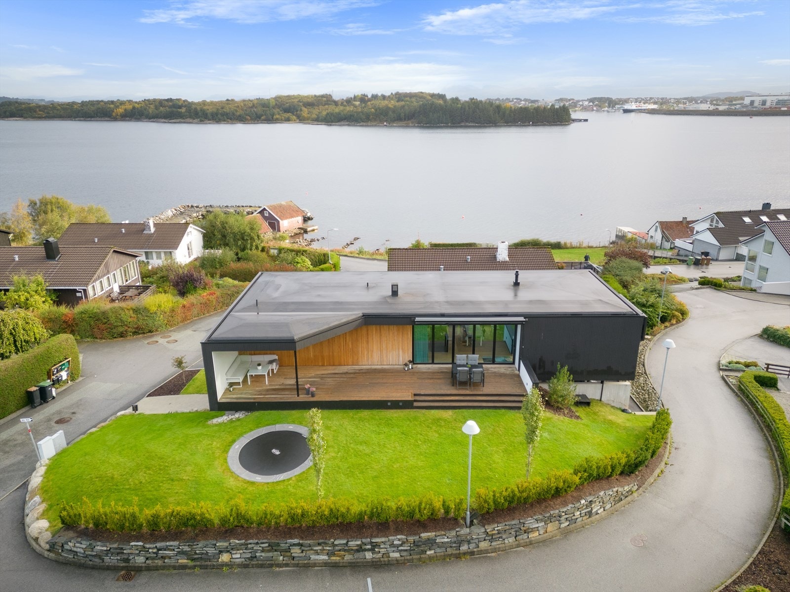 Flott opparbeidet tomt hvor inne, ute, terrasse og stue er sømløst koblet sammen Galleribilde